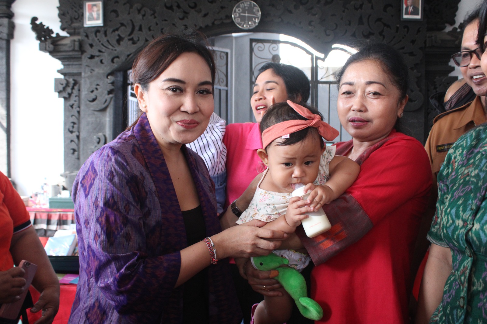 Ny. Antari Jaya Negara Kembali Serahkan Alat Bantu Penyuluhan BKB Kit Stunting di Dua Kelurahan Dukung Upaya Berkelanjutan Cegah Stunting di Kota Denpasar,