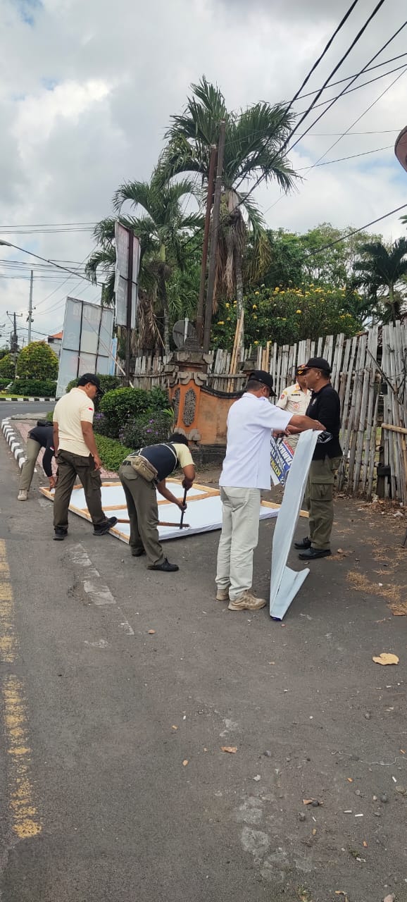 Sat Pol PP Tertibkan Spanduk dan Baliho Kadaluarsa, Ciptakan Kebersihan dan Keasrian Kota