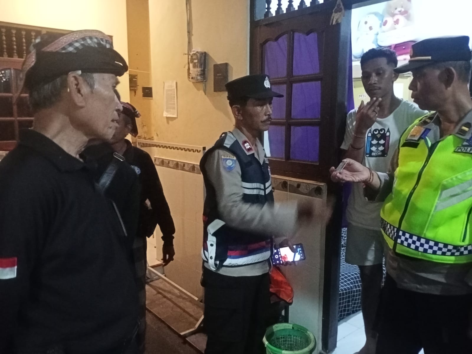 Lakukan Pemantuan Penduduk Non Permanen, Perangkat Desa Pemecutan Kelod Temukan 20 Orang Belum Terdaftar.