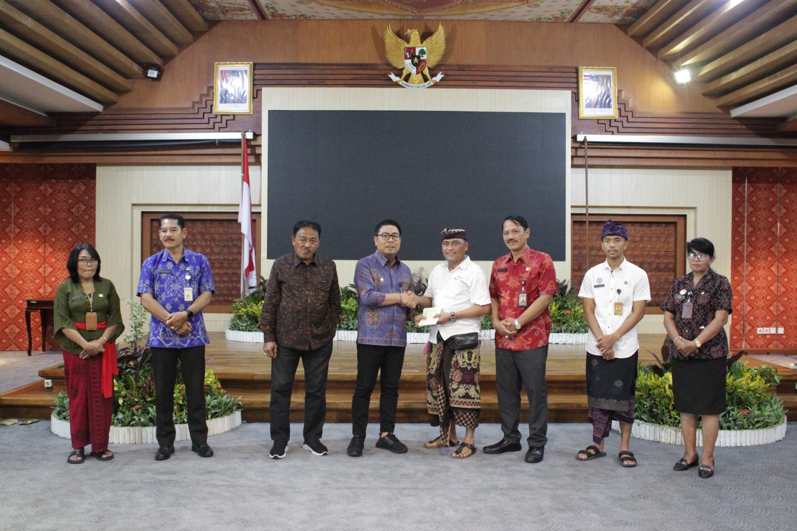 Wawali Arya Wibawa Serahkan Bantuan Hibah Pada 130 Pengampon se-Kota Denpasar