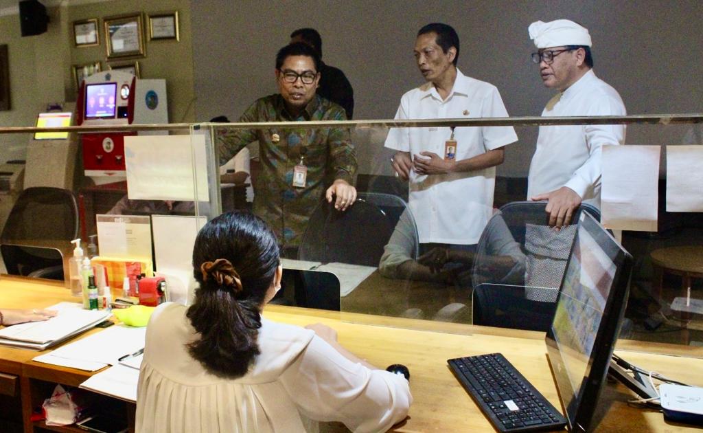 Pastikan Pelayanan Publik Optimal, Wawali Arya Wibawa Sidak di MPP Gedung Sewaka Dharma