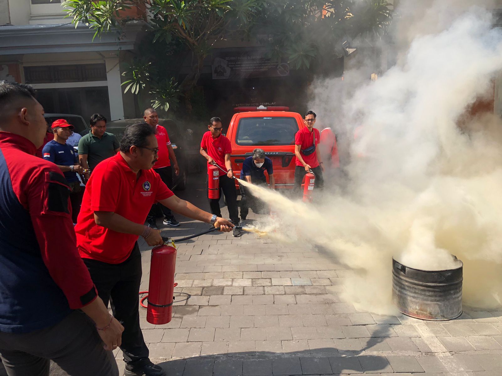 Jajaran Pegawai Bapenda Denpasar Digembleng Cara Pemadaman Api, Tingkatkan Kewaspadaan Sebagai Bentuk Antisipasi.