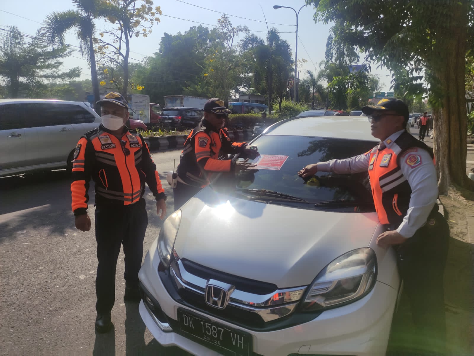 Tim Gabungan Dishub Denpasar Tertibkan Parkir Sembarangan di Bypass Ngurah Rai Kawasan Pelabuhan Sanur.