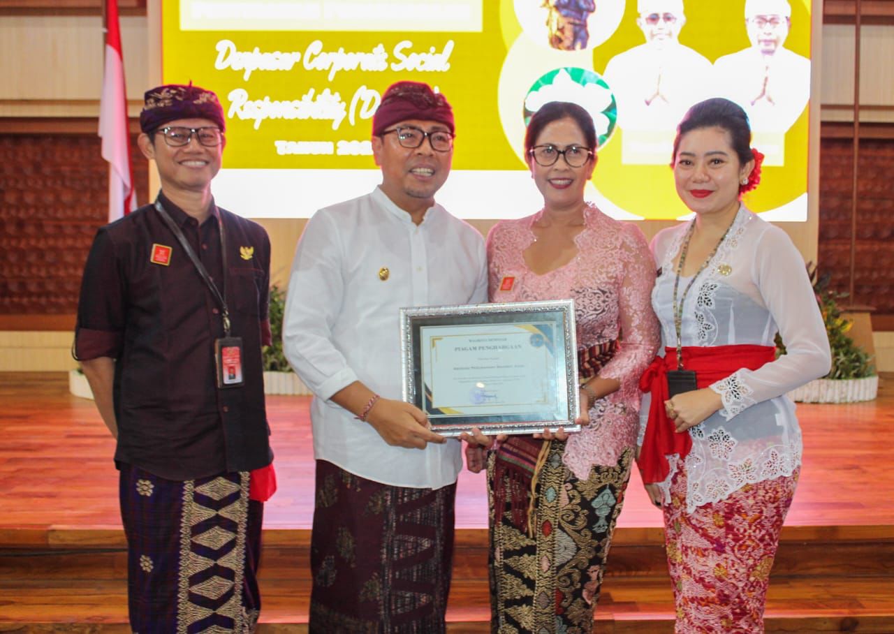 Wawali Arya Wibawa Serahkan Penghargaan Denpasar CSR/TJSL Tahun 2023.