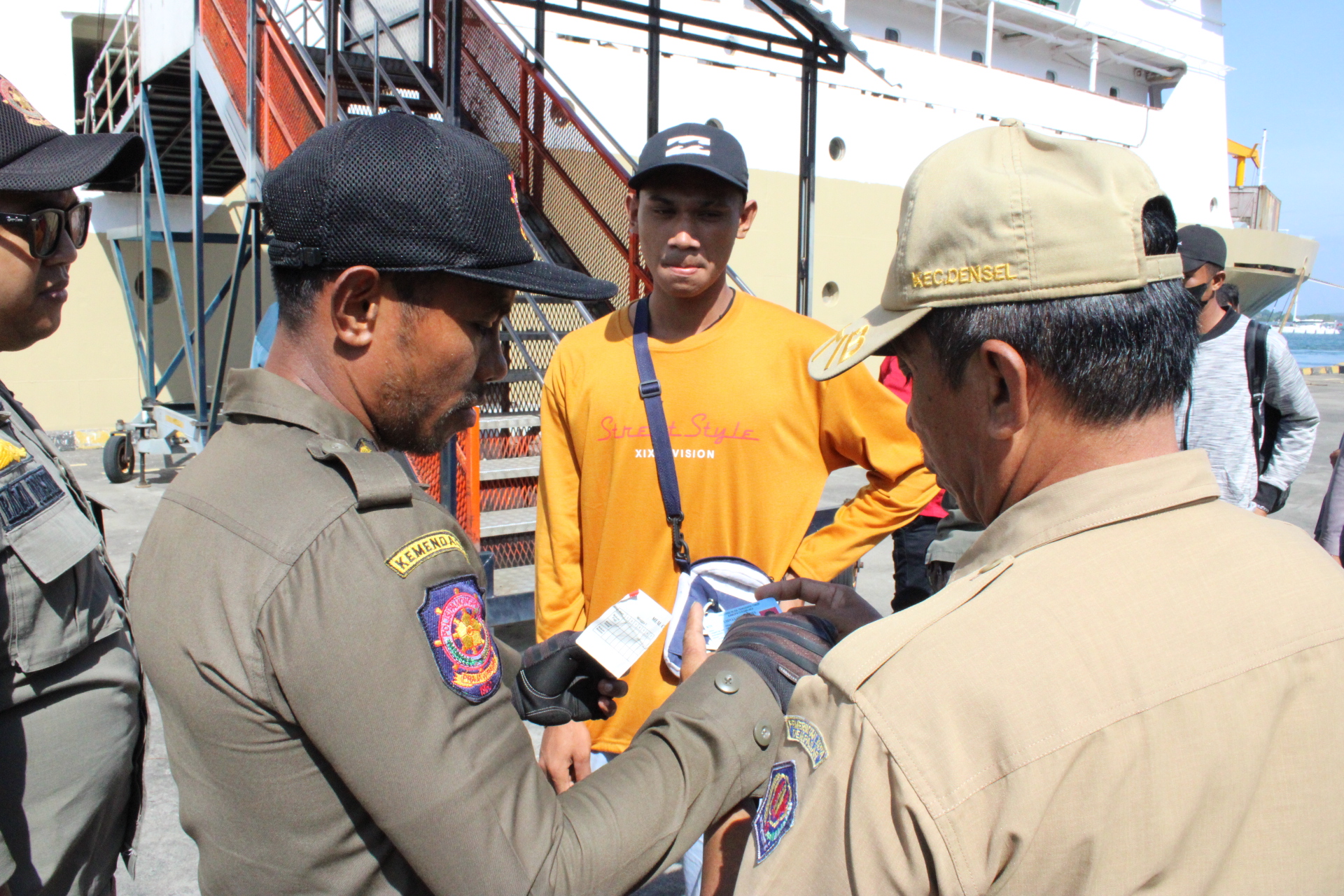 Ciptakan Tertib Administrasi Kependudukan, Disdukcapil Denpasar Gelar Sidak Duktang di Pelabuhan Benoa.