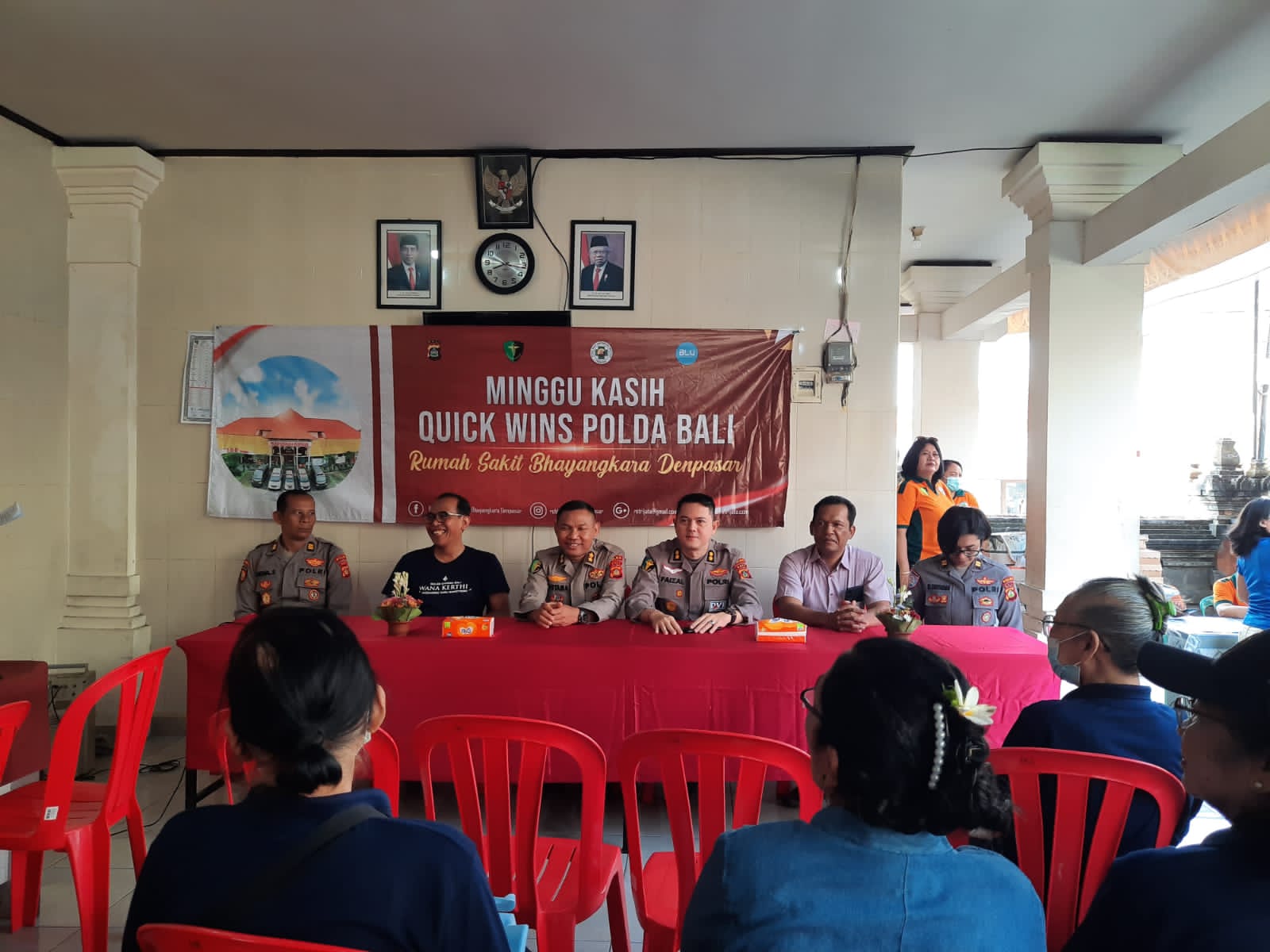 Warga Lansia Desa Dangin Puri Kangin Manfaatkan Layanan Kesehatan "Minggu Kasih Quick Wins" Dari Polda Bali