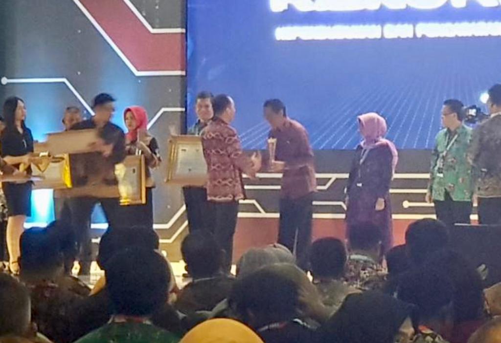 Komitmen Wujudkan Pelayanan Optimal Berikan Kemudahan Bagi Masyarakat, Kadis Dukcapil Denpasar Raih Penghargaan Dukcapil Bisa