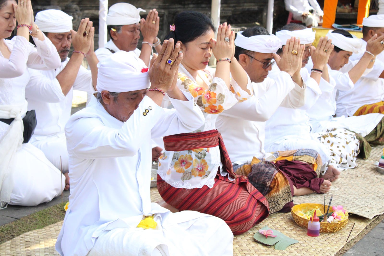 Wali Kota Denpasar IGN Jaya Negara dan Ketua WHDI Kota Denpasar Ny. Sagung Antari Jaya Negara Melaksanakan Persembahyangan di Pura Luhur Candi Narmada