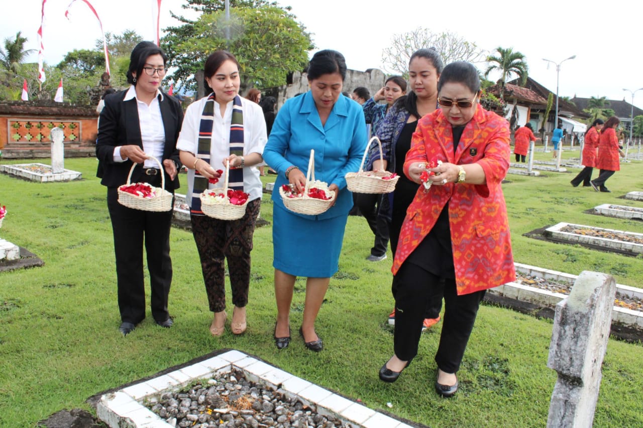 Rayakan HUT Ke 60 BKOW Provinsi Bali Ny. Ayu Kristi Arya Wibawa Ziarah Ke Taman Makam Pahlawan