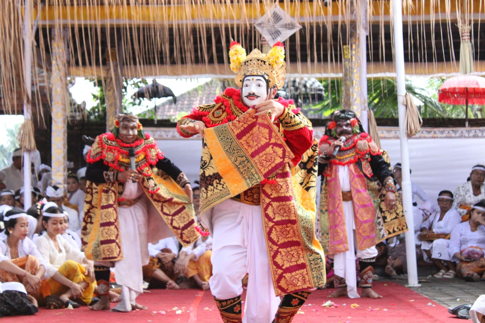 Ngayah Nopeng Dalem Arsa Wijaya, Walikota Jaya Negara Hadiri Puncak Karya di Pura Dalem Manik Penataran Agung Lemintang