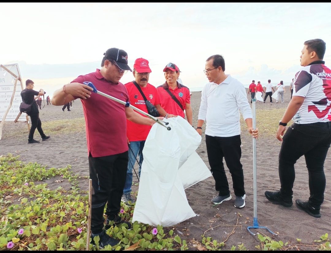 Peringatan Hari Lingkungan Hidup Sedunia Pemkot Kerahkan Seluruh OPD Bersih-Bersih Pantai.