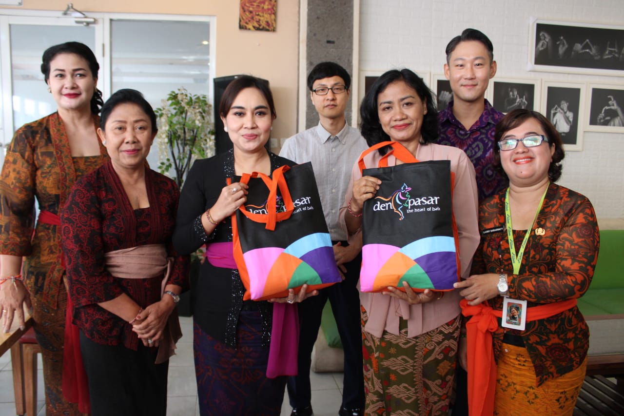 Pemkot Denpasar Salurkan Paket Bantuan Sosial Kepada Wanita Rawan Sosial