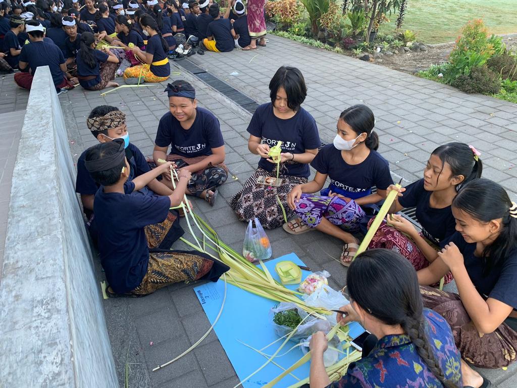 Libur Galungan dan Kuningan, Siswa SMP di Denpasar Digemleng Adat Budaya Lewat Pasraman di Sekolah