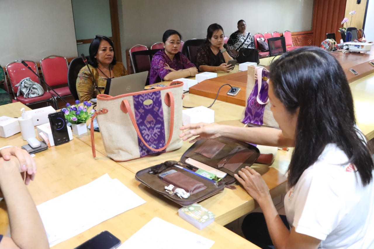 Kerjasamaa Di Showcase Mall Dekranasda dan Disperindag Kembali Promosikan Produk IKM