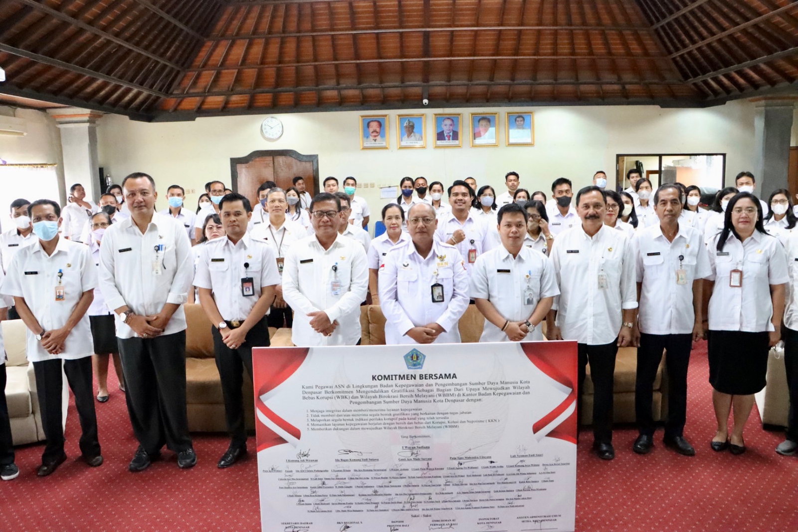 Canangkan Zona Integritas Dan Komitmen Birokrasi Bersih Di Lingkungan BKPSDM, Sekda Alit Wiradana Minta Tidak Hanya Menjadi Seremonial Semata. 