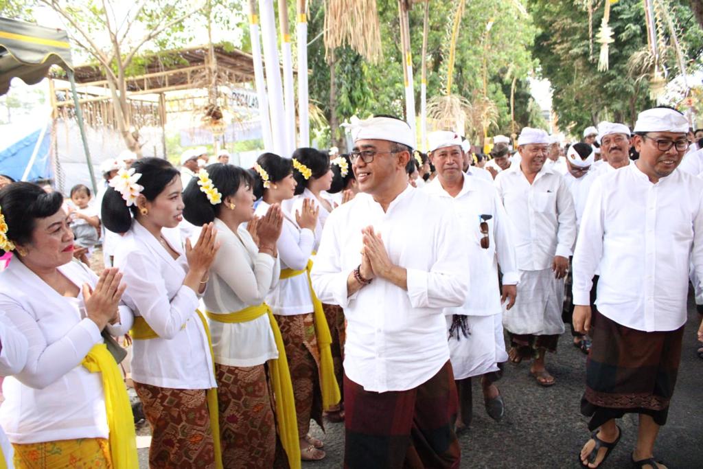 Walikota Jaya Negara dan Wawali Arya Wibawa Hadiri Upacara Tawur Balik Sumpah Utama Serangkaian Karya di Pura Dalem Tungkub, Desa Adat Pagan.