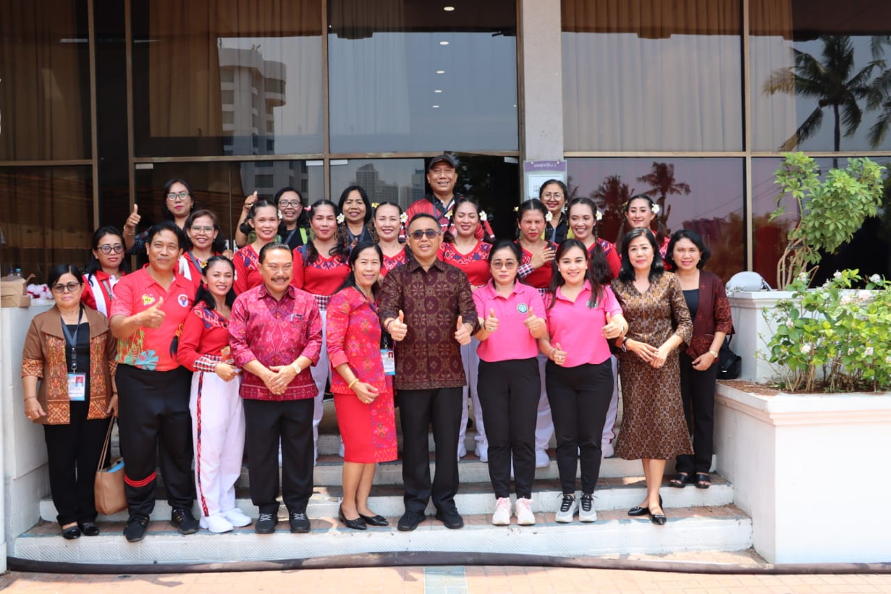 Ny. Antari Jaya Negara Pimpin Kontingen Kota Denpasar Berlaga Di Ajang PORSENI IGTKI-PGRI Tingkat Nasional