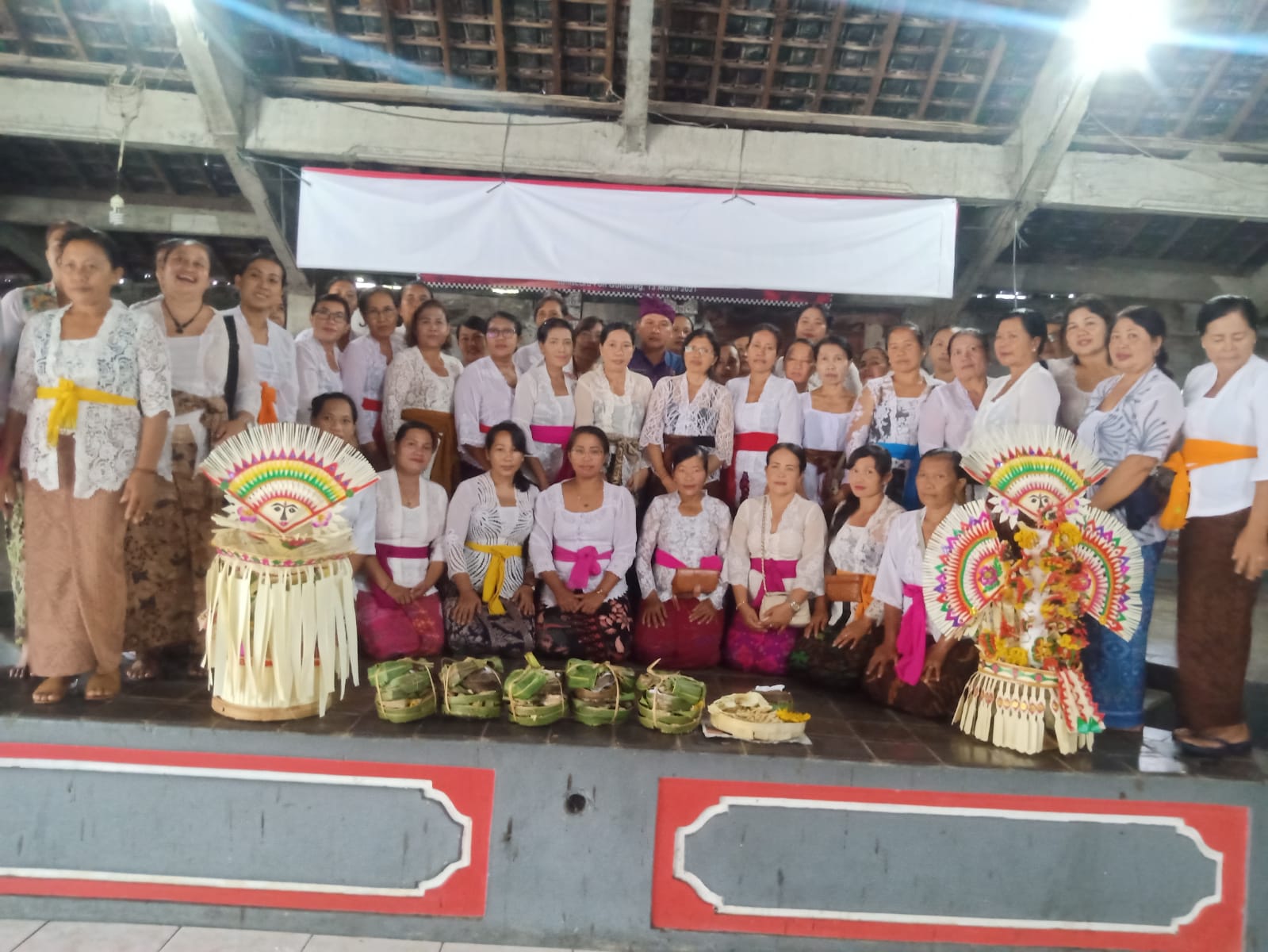 40 Orang PKK Kelurahan Penatih Ikuti Pelatihan Membuat Banten Suci, Saji, Pregembal dan Bebangkit