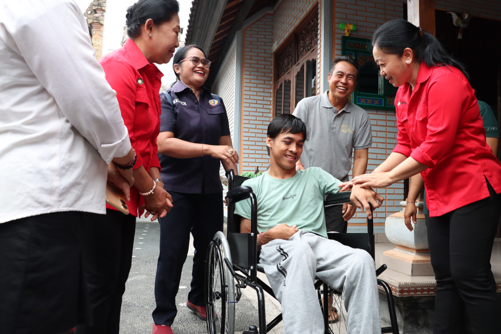 Ketua K3S Ny. Antari Jaya Negara Serahkan Bantuan Kursi Roda, Sasar Lansia dan Disabilitas di Kota Denpasar