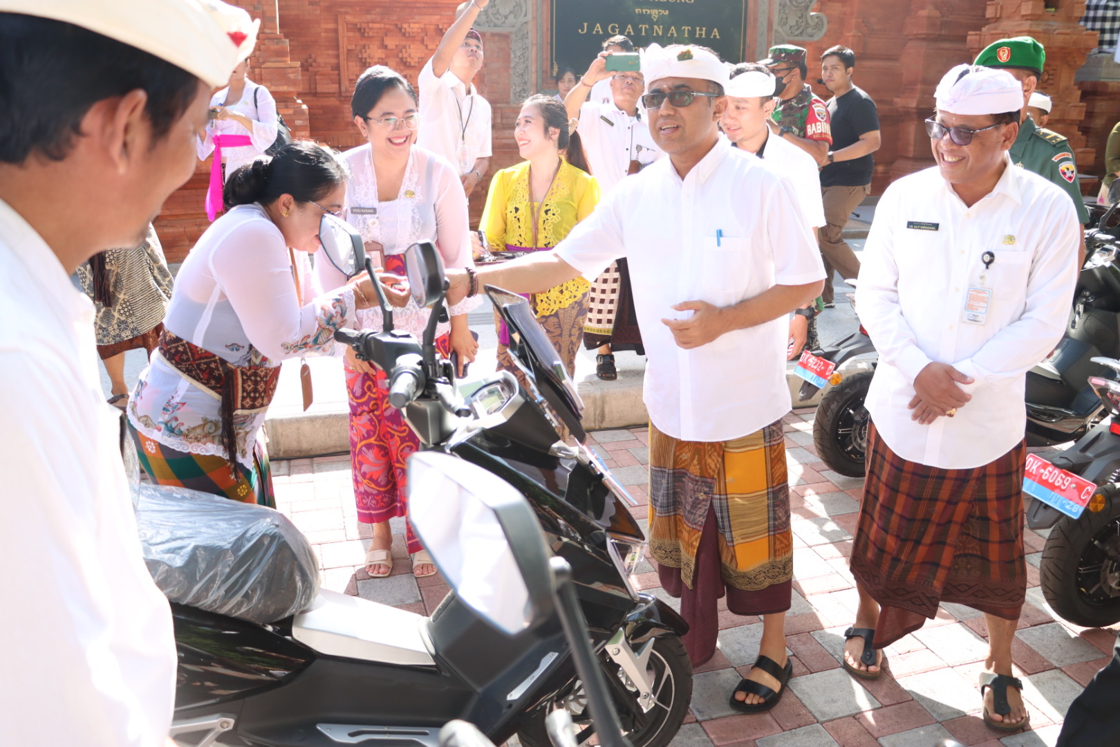 Tingkatkan Kelancaran Tugas dan Dukung Perpres RI, Walikota Jaya Negara Serahkan KBL Kepada Desa/Kelurahan