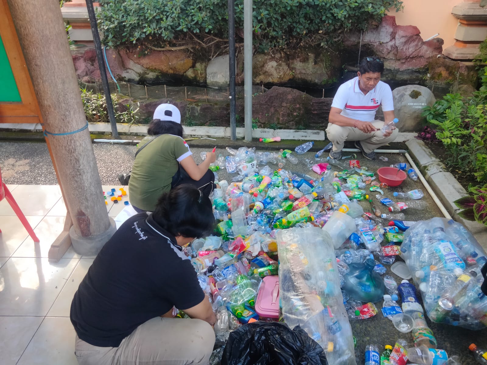 Bantu Mengatasi Masalah Sampah, Bank Sampah Pelita Kelurahan Dangin Puri Rutin Lakukan Penimbangan Sampah.