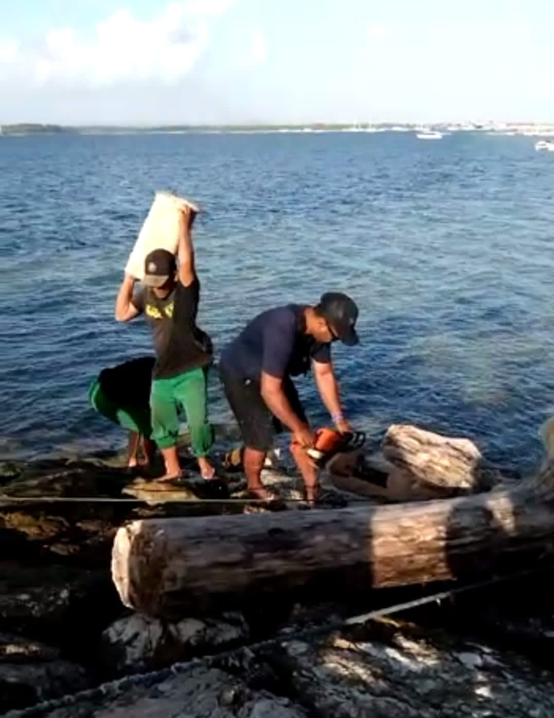DLHK Denpasar Respon Cepat Penanganan Sampah Kiriman di Kawasan Pantai Sanur.,
