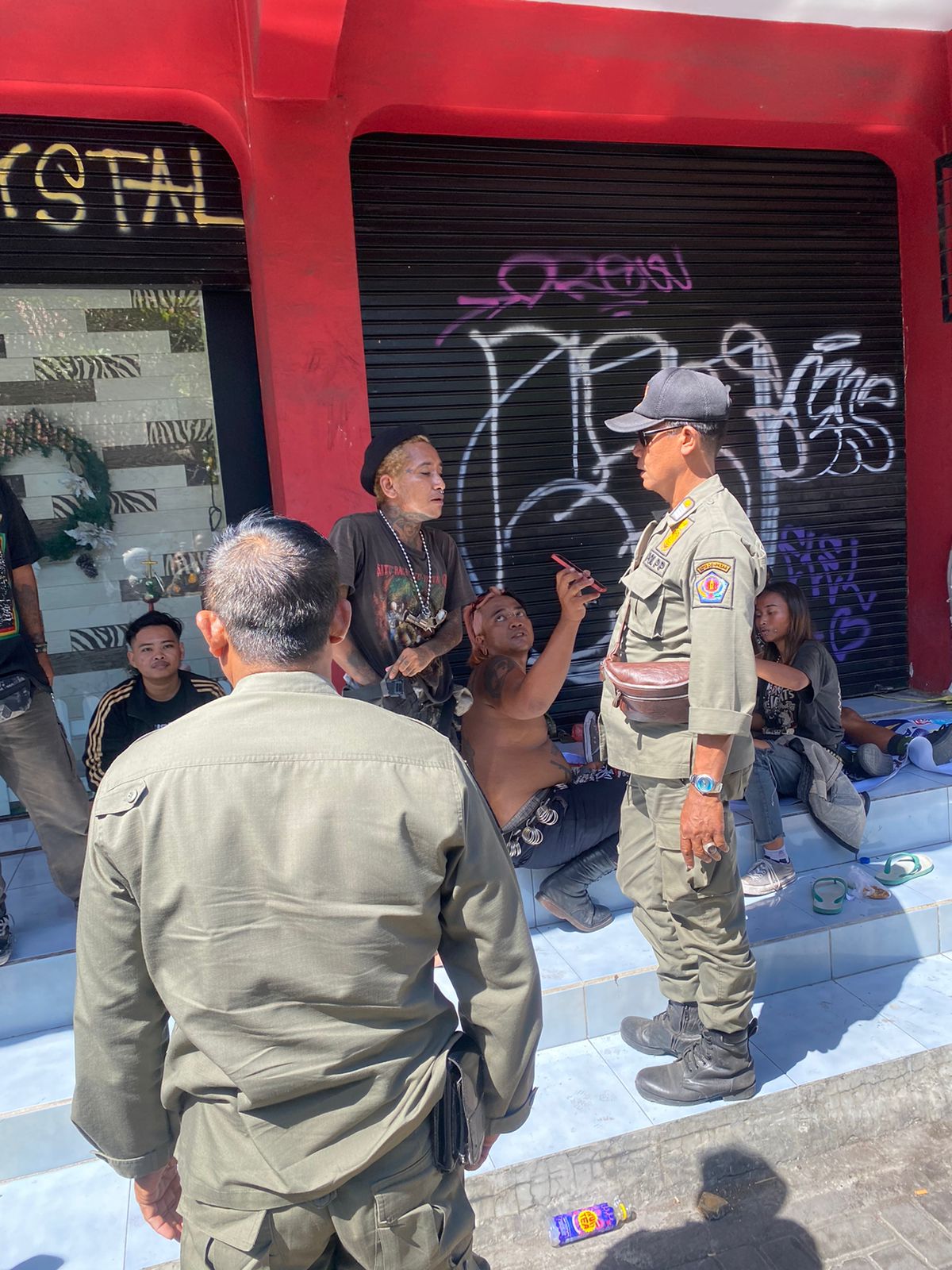 Satpol PP Denpasar Tertibkan Anak Punk di Traffic Light Jl Serma Mendra