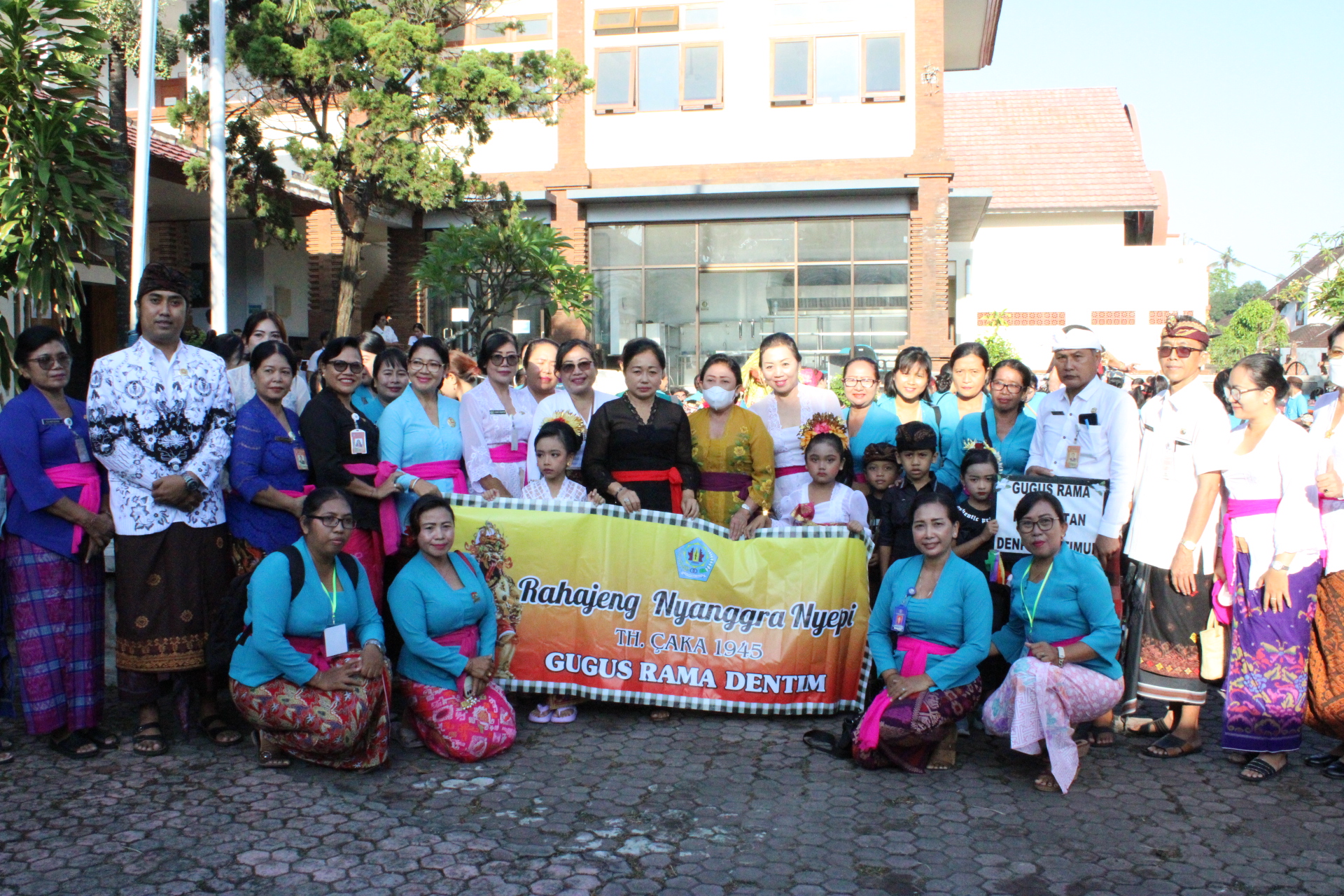 Ny. Antari Jaya Negara Buka Pawai Ogoh-ogoh TK/PAUD Kecamatan Dentim.