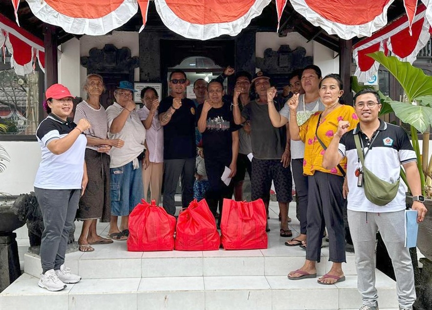 Sambut HUT RI Ke-78, Kelurahan Sanur Bagikan Bantuan Sembako, Sasar Rumah Tangga Miskin (RTM) dan Penyandang Disabilitas