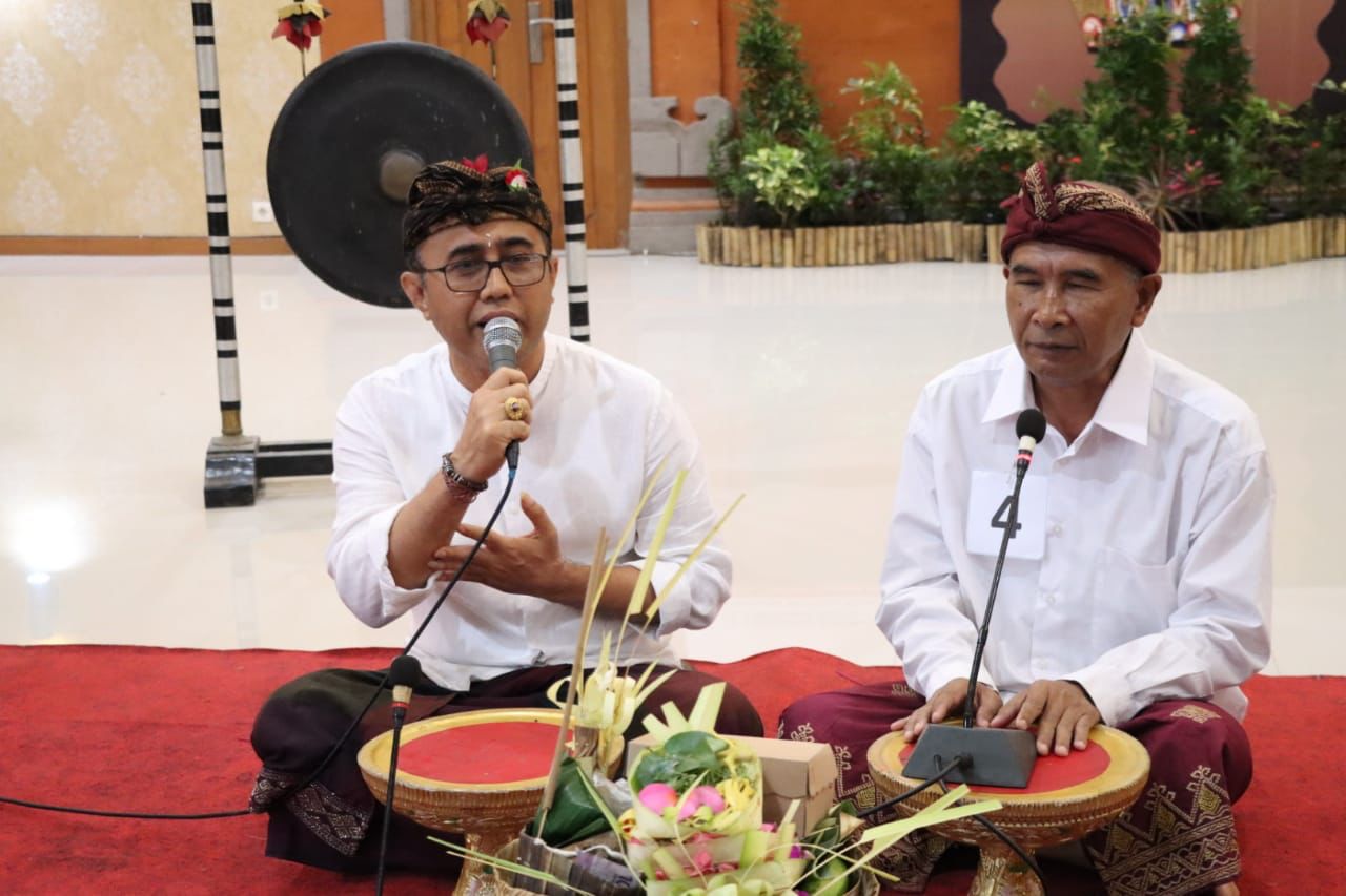 Walikota Bersama Disabilitas Matembang Pupuh Ginada Saat Membuka Utsawa Dharmagita Bagi Penyandang Disabilitas.