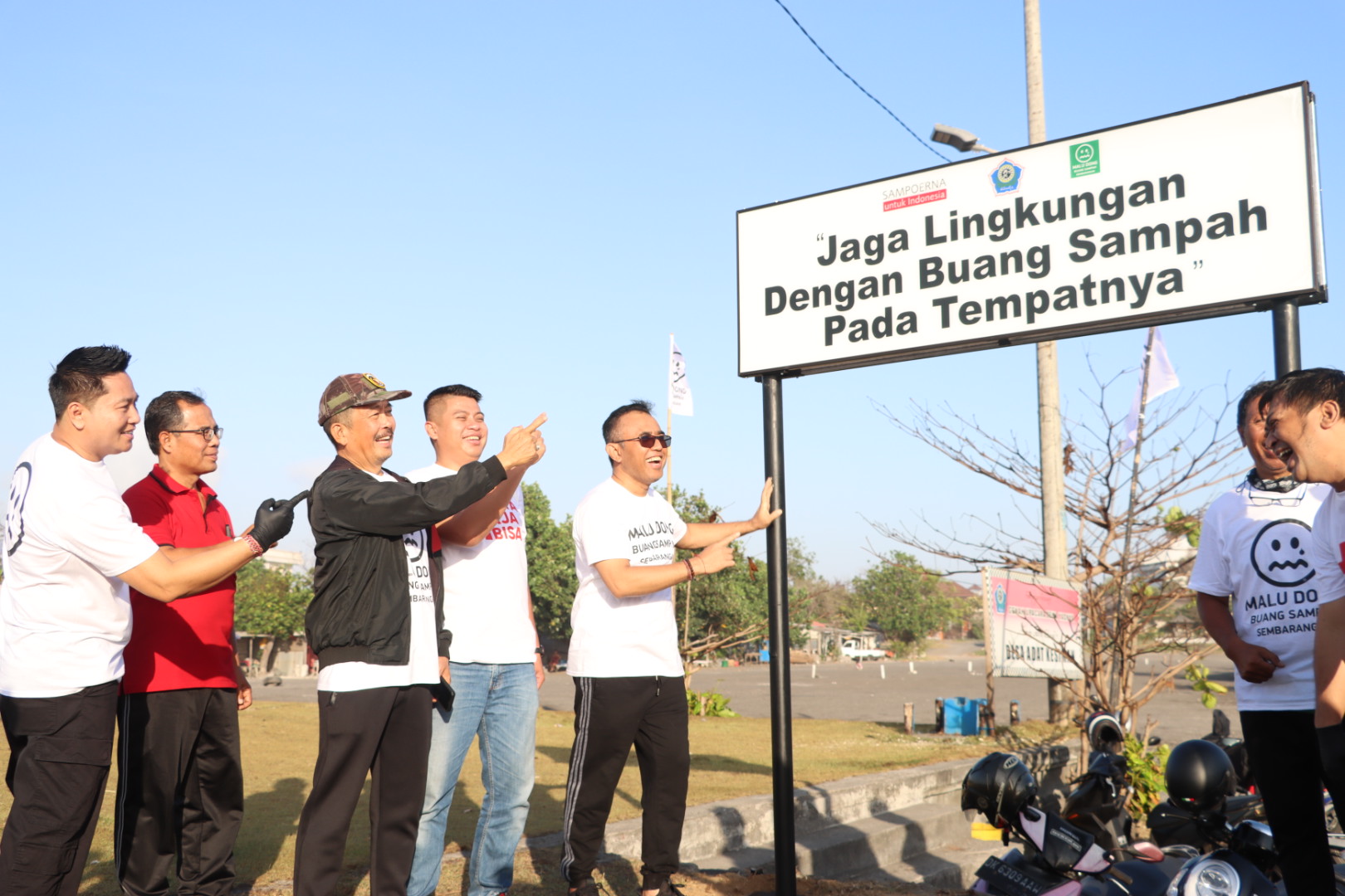 Gandeng Komunitas "Malu Dong", Walikota Jaya Negara Ikuti Aksi Bersih Pantai, Rangkul dan Edukasi Bersama Jaga Kebersihan Lingkungan
