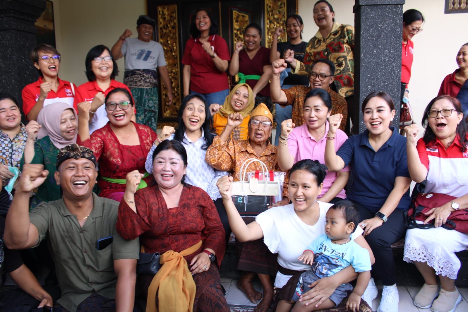 Menteri PPA, Bintang Puspayoga Serahkan Anjangsana Kepada Veteran Perempuan di Denpasar.