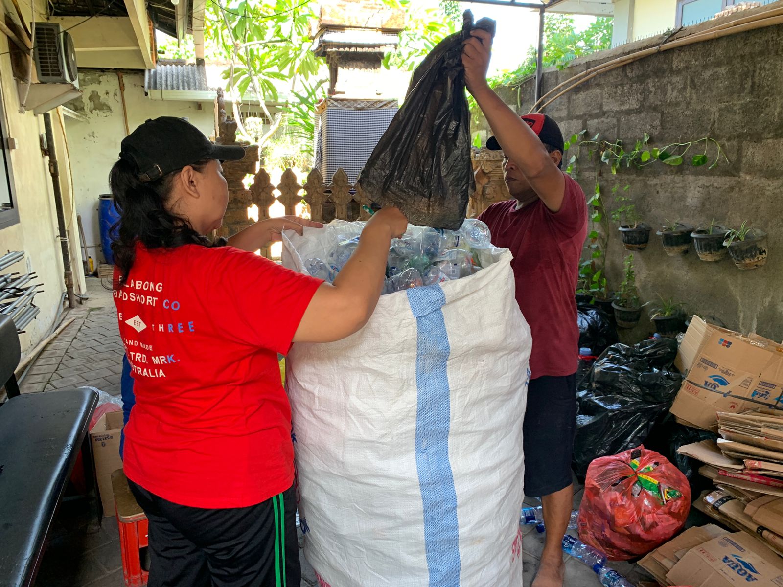 Antusias Masyarakat Kelurahan Dauh Puri Manfaatkan Bank Sampah Kumpulkan Sampah Non Organik Hingga Ratusan Kilogram