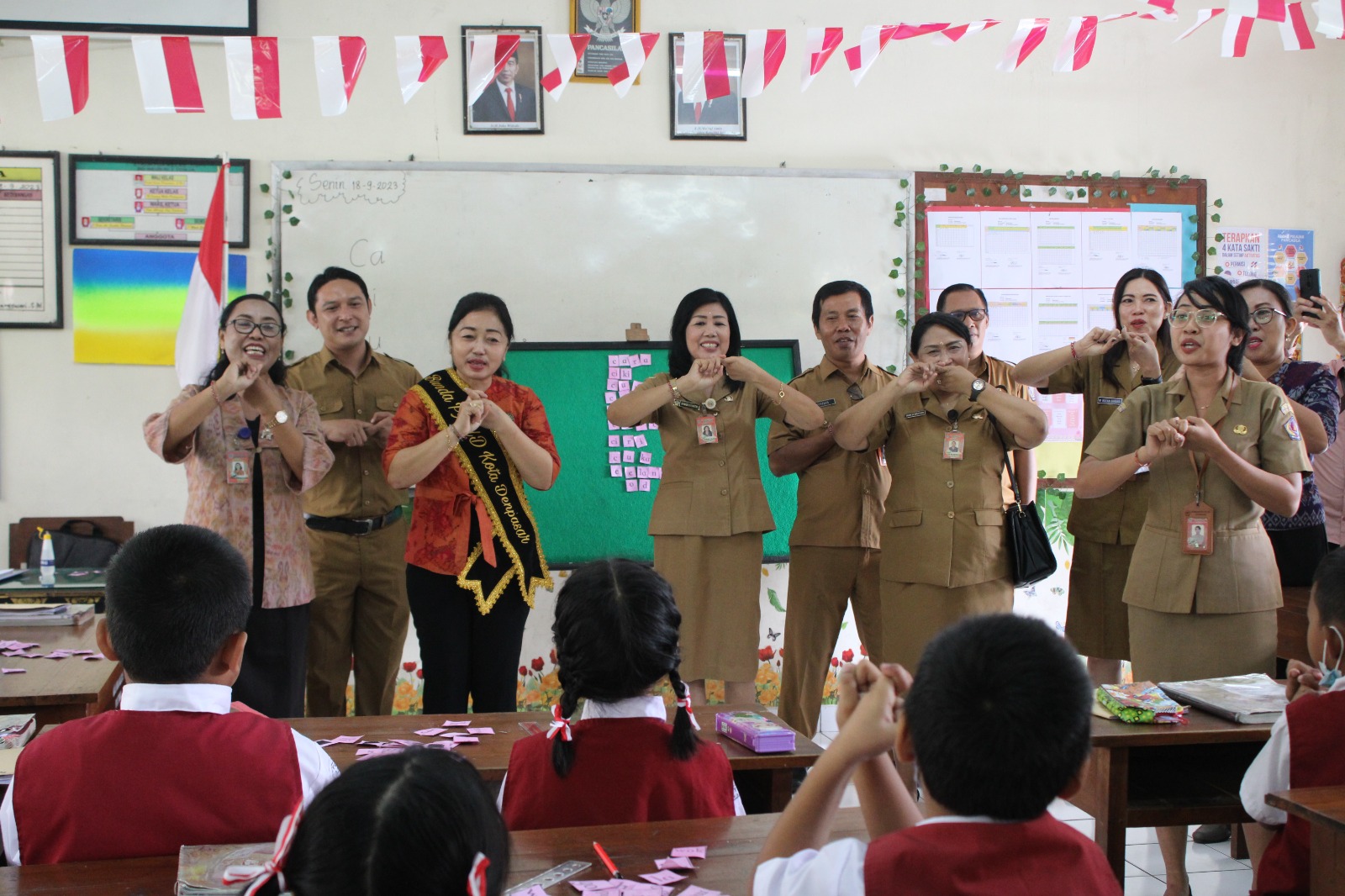 Ny. Antari Jaya Negara Hadiri Monev di SD 2 Negeri Tonja, Komunikasi Orang Tua dan Pendidik Jadi Modal Utama Suksesnya Transisi PAUD - SD