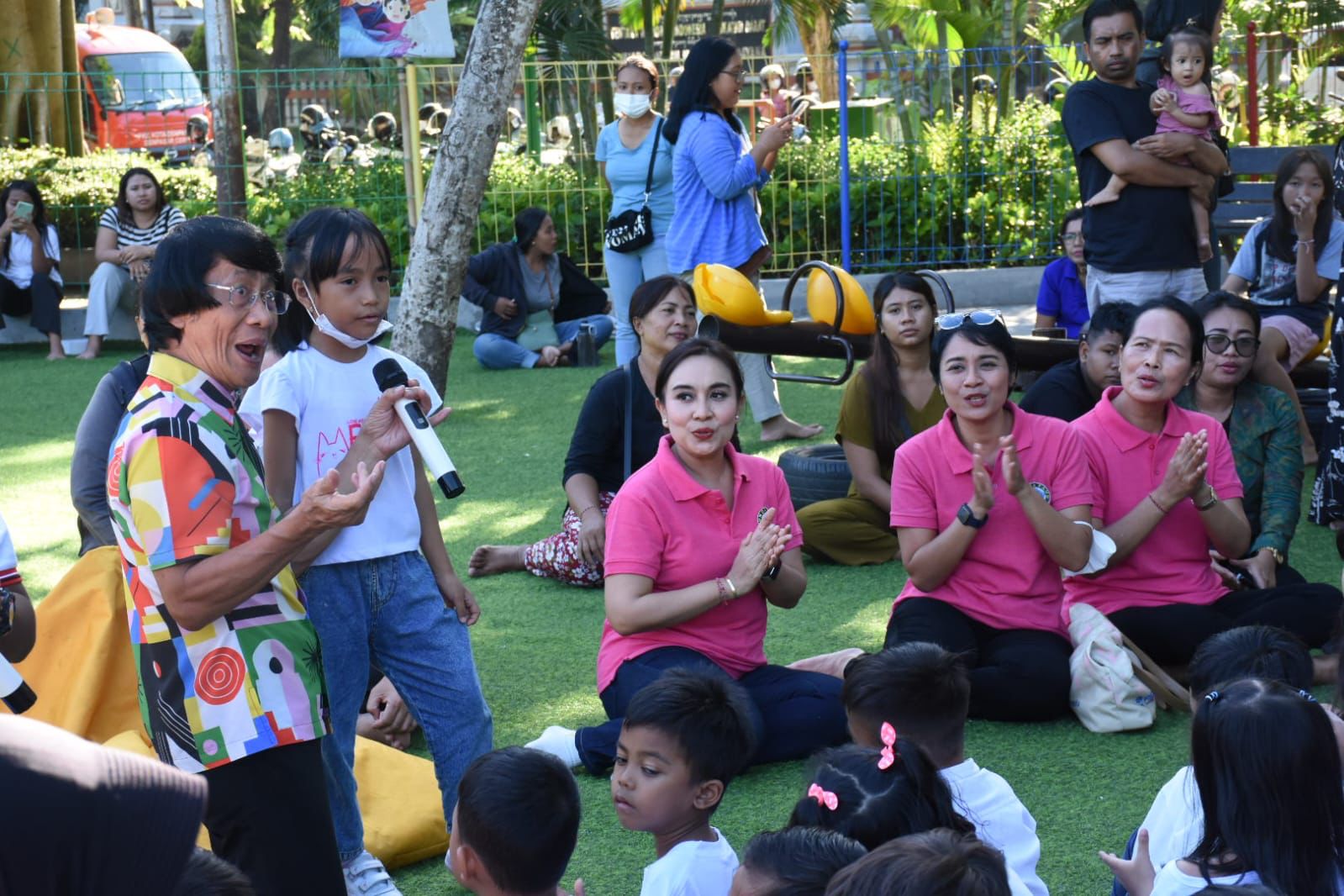 Kunjungi Taman Bermain Lapangan Puputan Badung, I Gusti Ngurah Made Agung Ketua LPAI Seto Mulyadi Bermain Bersama Anak PAUD dan SD