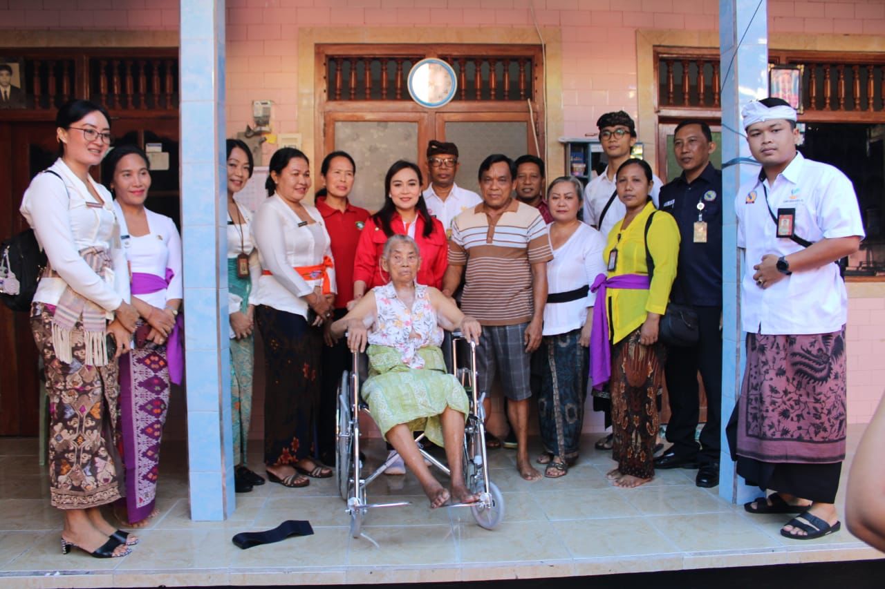 K3S Denpasar Serahkan Bantuan Kursi Roda Kepada Lansia