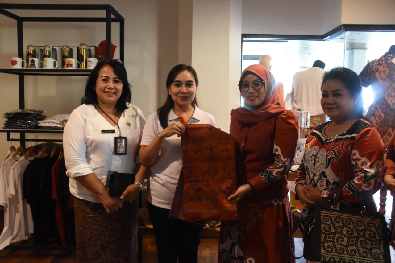 Jajaran Dekranasda Kabupaten Barito Selatan Lakukan Studi Tiru ke Dekranasda Kota Denpasar Pelajari dan Dalami Pengolahan Kain Perca Hingga Bernilai Tinggi