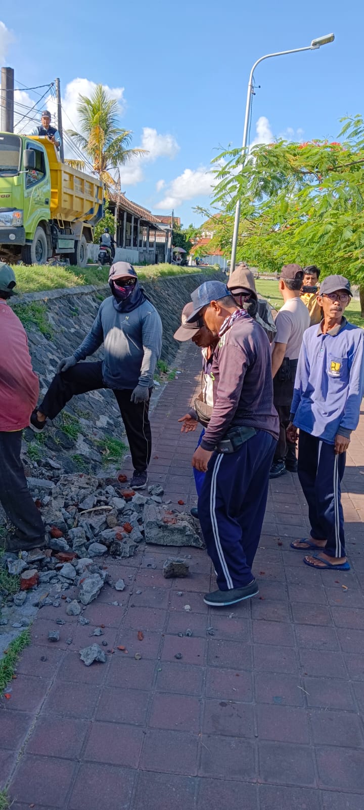 Kecamatan Densel dan Balai Wilayah Sungai Bali - Penida Bongkar Tangga Liar di Taman Pancing Timur