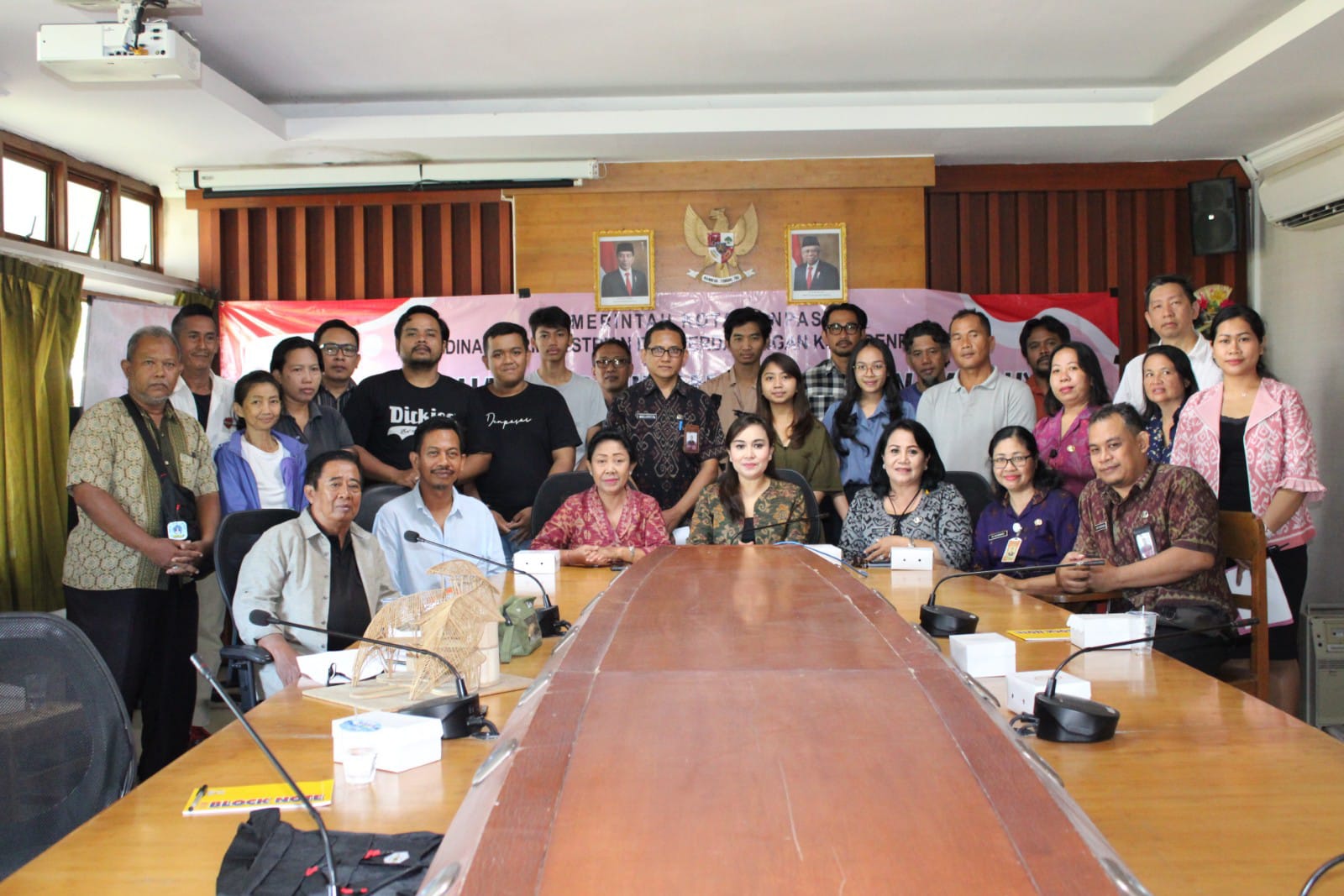 Kembangkan Kreativitas dan Inovasi Dalam Mengelola Bahan Bambu, Ny. Ayu Kristi Arya Wibawa Buka Pelatihan Kerajinan Bambu.