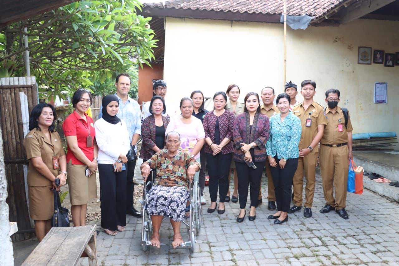 Ketua KKKS Ny. Antari Jaya Negara Serahkan Bantuan Kursi Roda