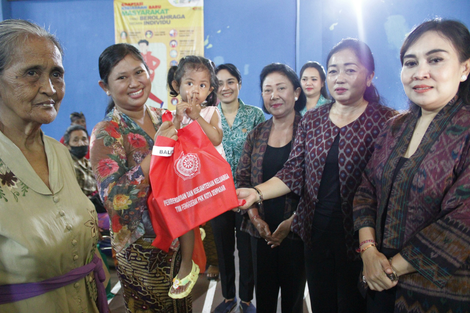 TP. PKK Denpasar Kembali "Menyapa dan Berbagi" Ny. Antari Jaya Negara Serahkan Ratusan Paket Bantuan di Kecamatan Denbar