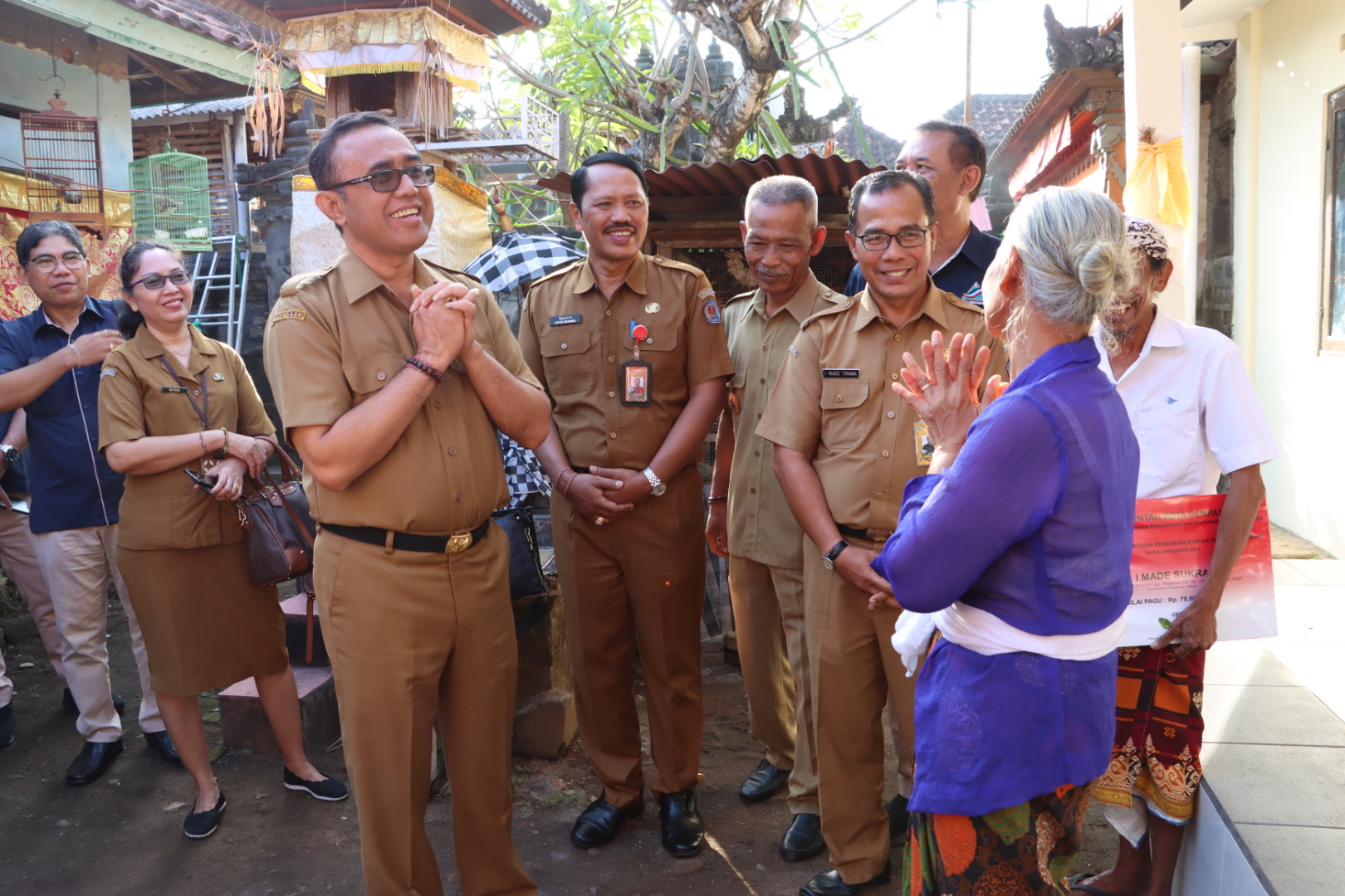 Walikota Jaya Negara Serahkan Tiga Bantuan Perbaikan Rumah Layak Huni