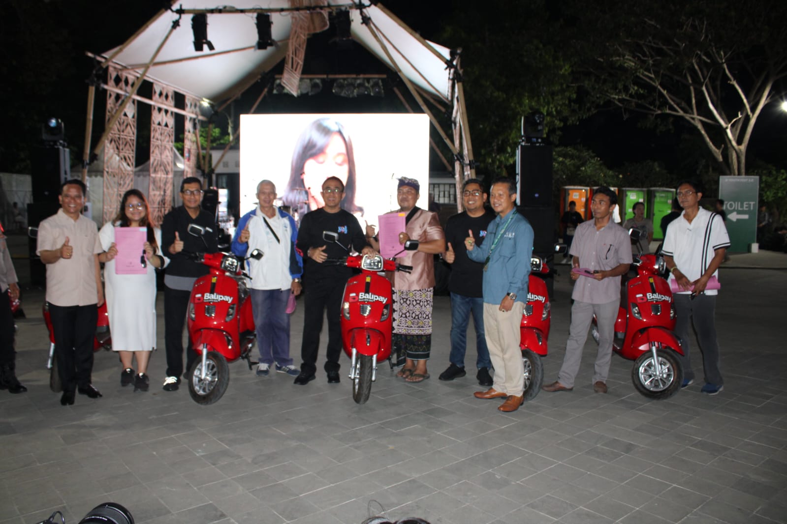 Walikota Jaya Negara Serahkan Reward 8 Unit Motor Listrik Bagi Masyarakat Yang Taat Bayar Pajak PBB P2.