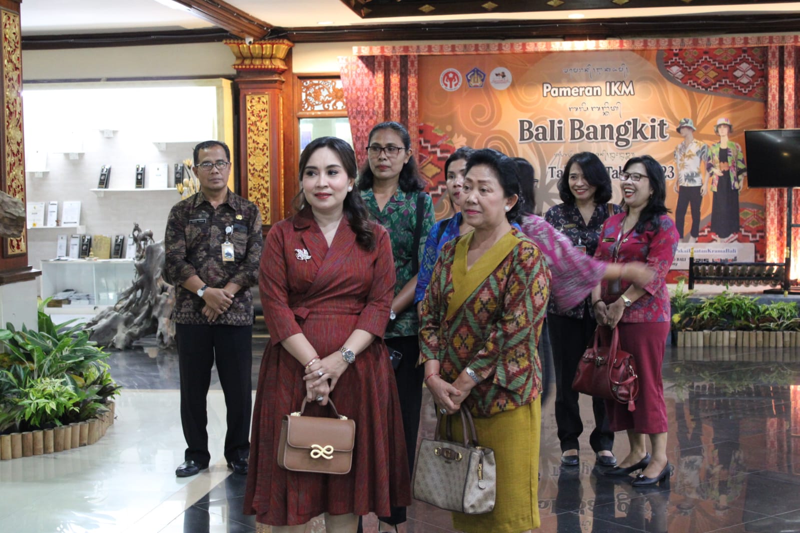 Penampilan Karya Desainer Binaan Dekranasda Kota Denpasar Meriahkan Pembukaan Bali Bangkit Tahap 7