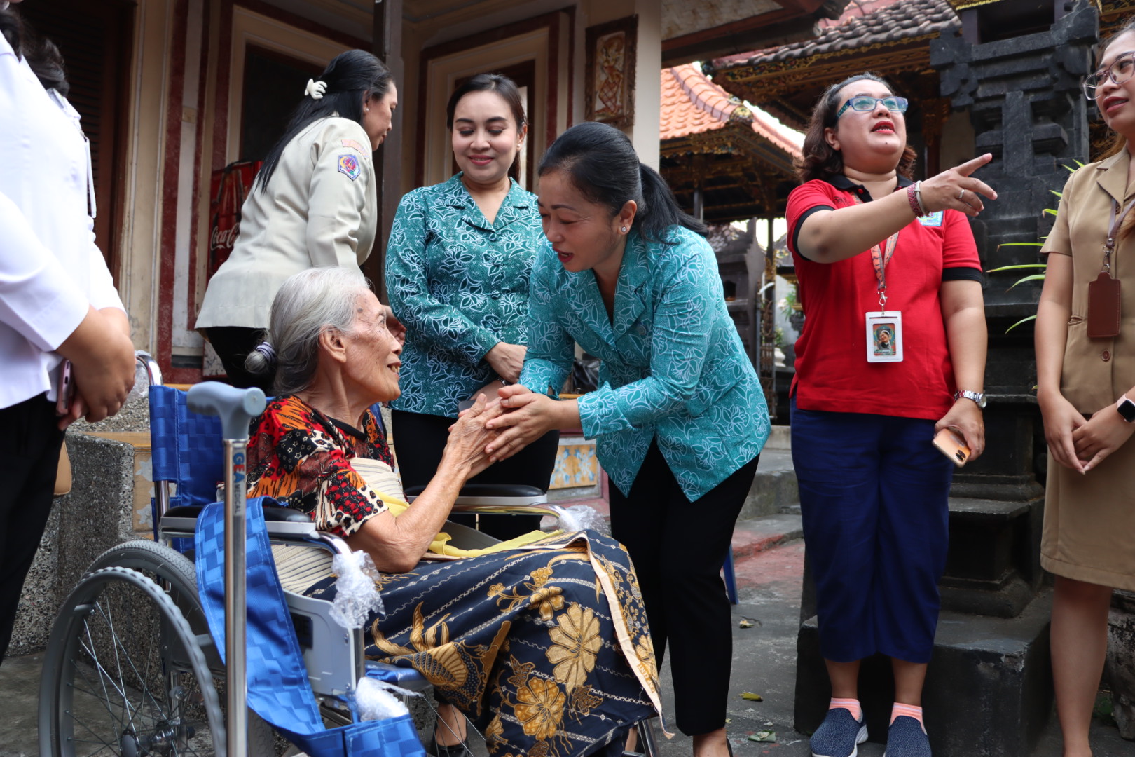 Ny. Sagung Antari Jaya Negara Salurkan Bantuan Kursi Roda CSR BPJS Kesehatan Kepada Warga Dentim