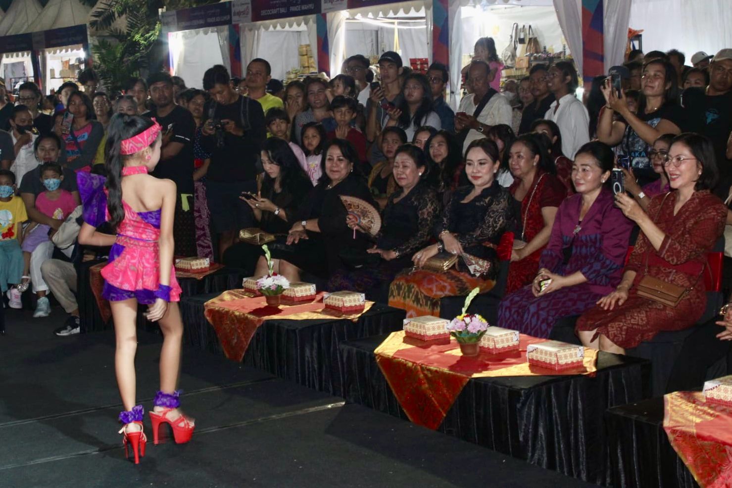 Fashion Show "Swarnakara" Meriahkan Panggung Denfest Ke-16 Bertabur Hasil Karya Apik Desiner dan UMKM Unggulan Kota Denpasar