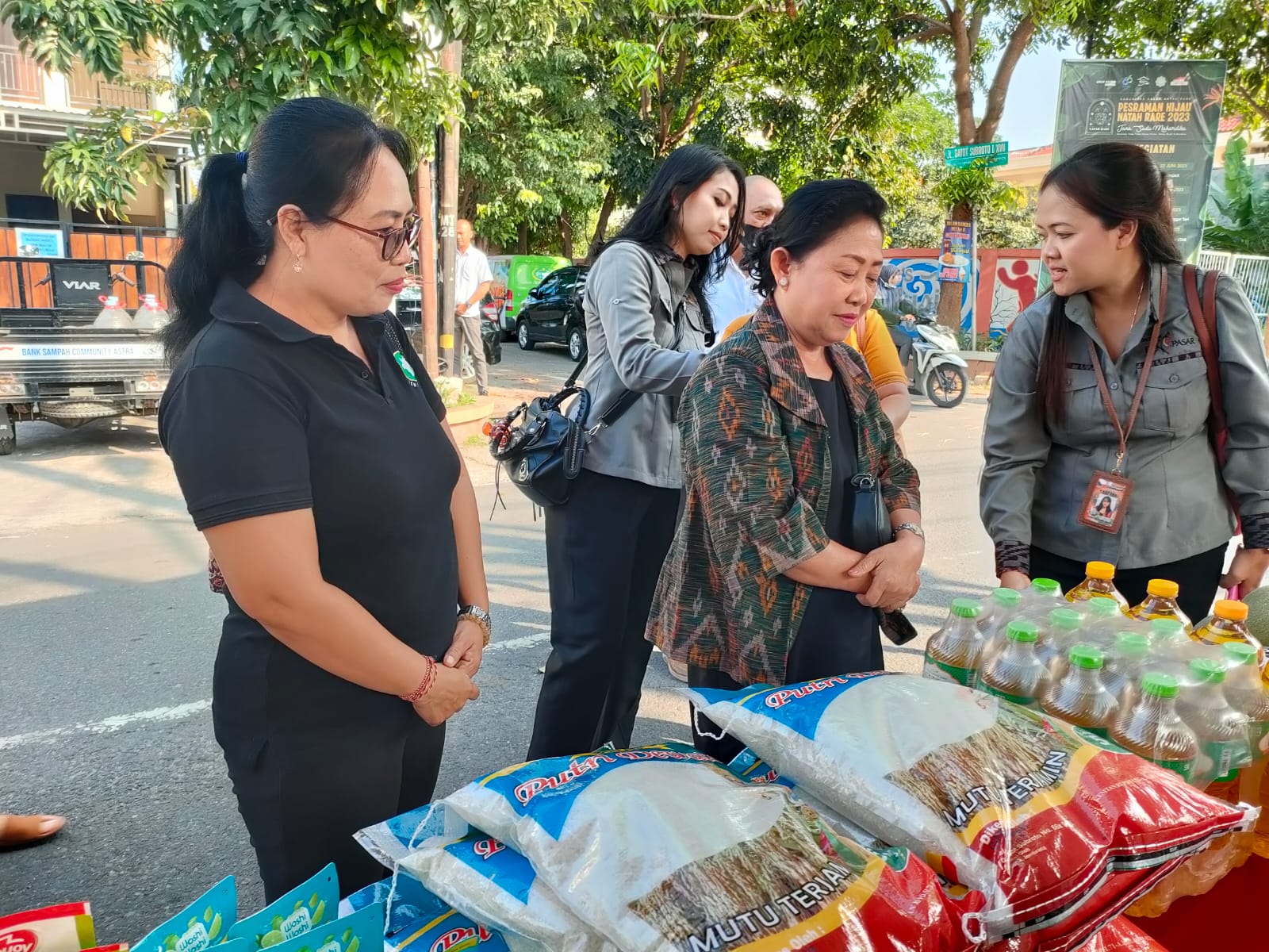Ketua DWP Kota Denpasar, Ny.Ida Ayu Widnyani Wiradana Tinjau Pasar Murah Kelurahan Tonja Pastikan Stabilitas Harga Jelang Hari Raya Galungan dan Kuningan