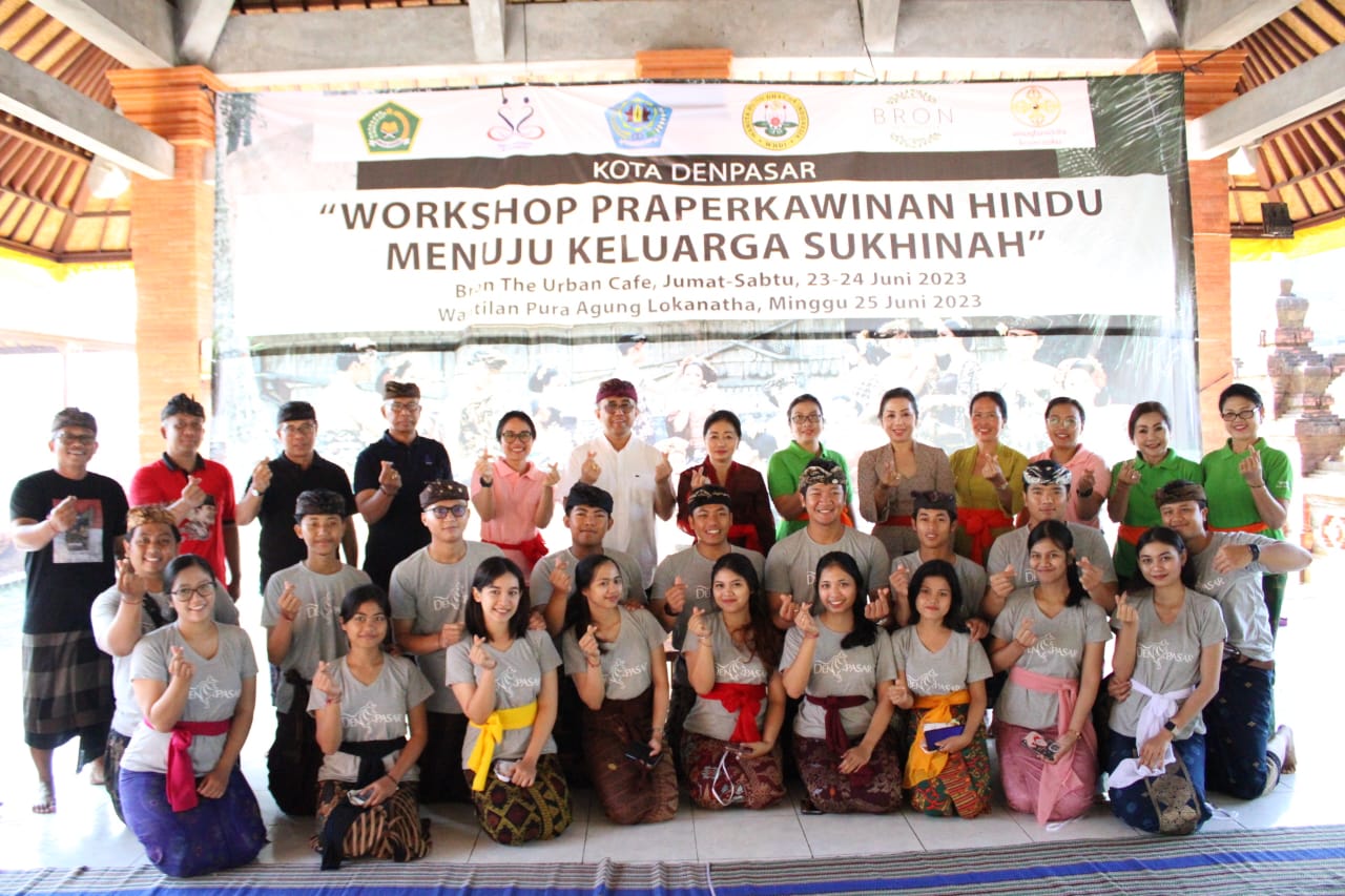 Calon Pengantin Hindu di Denpasar Digembleng Keterampilan Ngayah Banjar