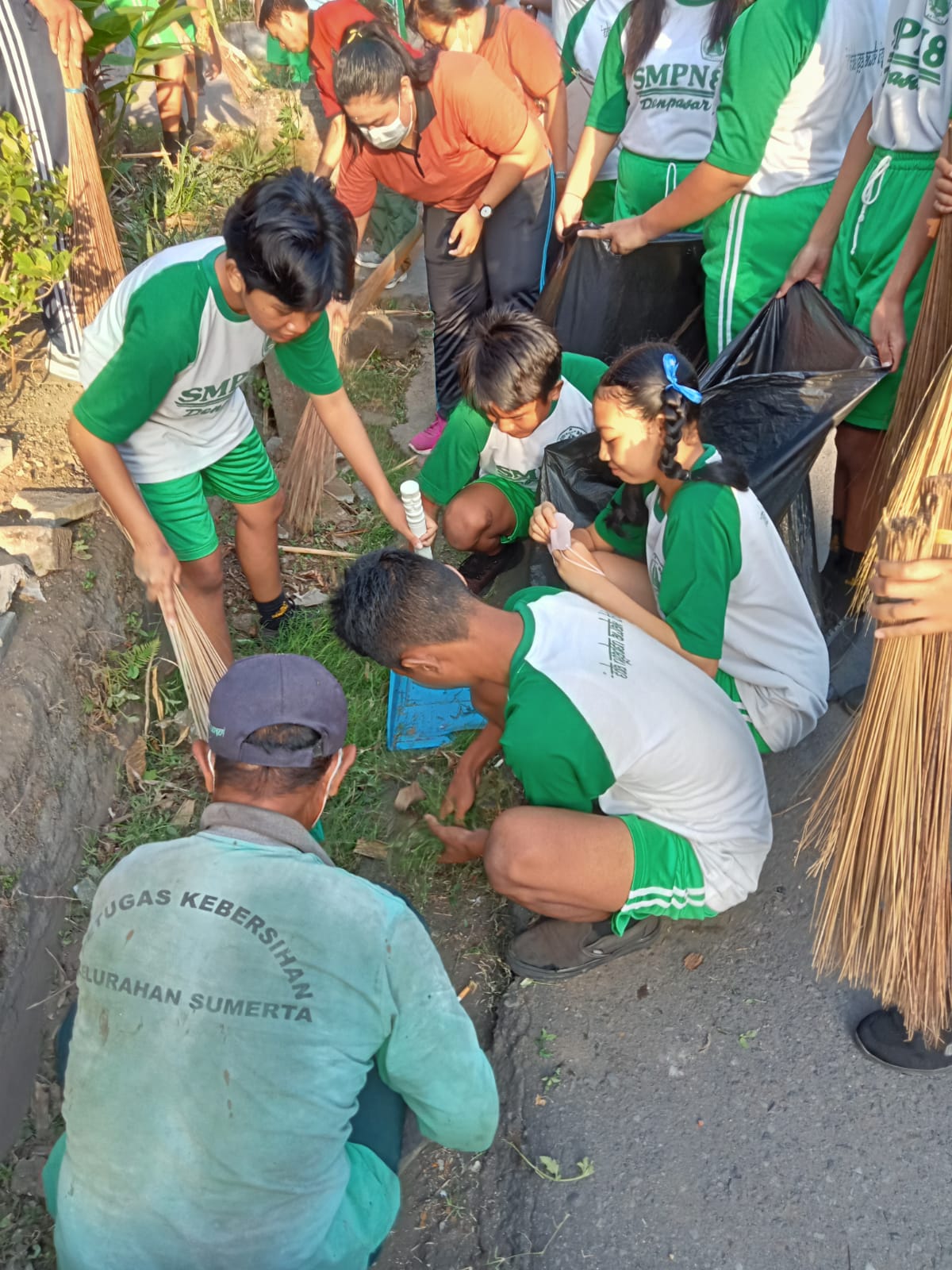 Jaga Lingkungan Tetap Bersih dan Asri, Kelurahan Sumerta Lakukan Giat Jumat Bersih
