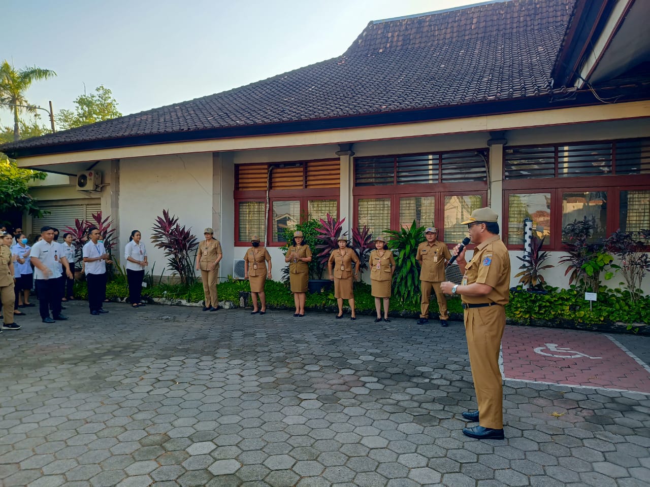 Sekda Alit Wiradana Pimpin Apel Disiplin di Kantor Dinas Pertanian, Ingatkan Realisasi Fisik dan Keuangan Sesuai Target